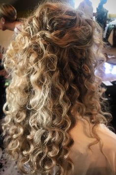 Curly Natural Curls, Vanity Hair, Nails Lips, Curly Haircut, Hairstyles Updo, Beautiful Curls, Beauty School, Half Up Hair