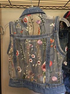 Celana Jins, Återvinna Jeans, Denim Crafts Diy, Diy Denim Jacket, Haine Diy, Hair Hoco, Blue Jeans Crafts, Repurposed Clothing, Denim Ideas