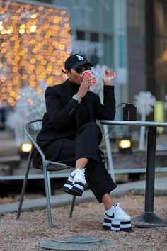 Leather Pants And Hat Outfit, Gray Outfits For Women Classy, Shorts And Pumps Outfits, Street Chic Black Women, Chic With Sneakers, Fashionable All Black Outfits, Parisian Fall Street Style, Suit And Sneakers Women Outfit, Business Casual Walking Shoes