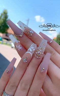 Nails Acrylic Wedding Bridal, Jewelry That Goes With Black Dress, Nail Design Wedding Bridal, Nails With Rose Gold Ring, Flower And Glitter Nails, Nail Art With Crystals, Mehndi Nails Art, Intermediate Nail Art, Wedding Hairstyles Wig