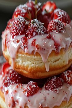 Strawberry Cheesecake Stuffed Donuts Strawberry Cheesecake Brioche, Buttermilk Doughnut Cake, Strawberry Shortcake Donut, Gourmet Donuts Ideas, Strawberry Donut, Strawberry Donuts, Homemade Donuts