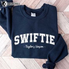 Sweatshirt Designs Taylor Swift, Taylor Swift Sweatshirt Cricut, Taylor Swift Vinyl Shirt, Taylor Swift Tee Shirt Ideas, Cricut Shirt Ideas Taylor Swift, Taylor Swift T Shirts Ideas, Cute Taylor Swift Sweatshirts, Swiftie Shirt Ideas, Taylor Swift Apparel