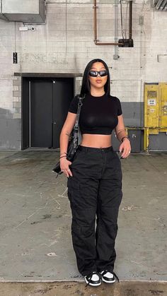 Cargo Fits Girl, Black Cargo Pants Outfit Y2k, Y2k Baddie Aesthetic Outfits, Outfit Ideas Black Cargo Pants, Cute Cargo Outfits, Black Cargo Outfit Ideas, Drake Concert Outfit Ideas Winter, What To Wear With Black Cargos, Cargo Concert Outfit