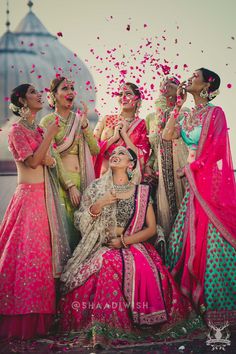 Lehenga Group Poses, Wedding Friends Photo Indian, Wedding Photoshoot With Friends, Mehendi Photoshoot With Friends, Wedding Poses With Friends, Mehendi Poses For Bride With Friends, Wedding Photos With Friends, शादी की तस्वीरें