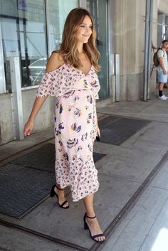 Pregnancy glow! Jessica Alba showed off her small baby bump in a flowy frock in NYC. Jessica Alba, Christmas Outfit Women Holiday, Long Dress Outfits, Holiday Outfits Women, Low Cut Dresses, Plain Dress, Summer Dress Outfits, Cute Summer Outfits, Christmas Women