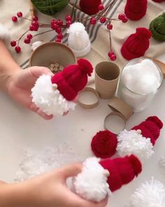 DIY: Idea para adornar tu Navidad Christmas Diy To Sell, Ideas Para Decorar Navidad, Ideas Para Decorar En Navidad, Pola Cat Dinding, Diy Christmas Gifts For Friends, Buat Pita, Deco Table Noel, Diy Yarn Crafts