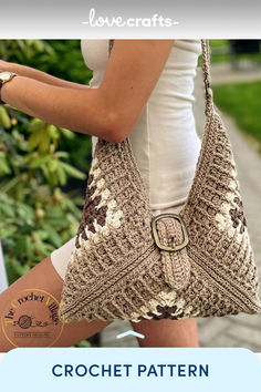 A woman walks up steps with a crocheted bag on her shoulder. The bag is textured and is in shades of brown with a large buckle closure. Sac Granny Square, Crocheted Purse, Tote Crochet, Crochet Boho Bag, Free Crochet Bag, Womens Crochet Patterns, Crochet Bag Pattern Free, Crochet Handbags Patterns, Haken Baby