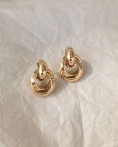 Modern Accessories, Bar Stud Earrings, Gold Earrings Designs, Jewelry Photography, Girly Jewelry, Gold Jewelry Fashion, Dainty Jewelry, Ear Jewelry, Gold Earrings Studs