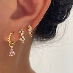 Pink And Gold Jewelry Aesthetic, Pink And Silver Jewelry, Ear Piercings Gold, Gold Earring Stack, Pink And Gold Earrings, 3 Ear Piercings, Earring Stacks, Cute Jewelry Earrings, Cute Dangle Earrings