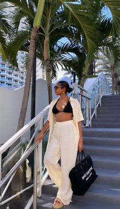 Fiji Outfit Ideas, Sri Lanka Outfit Ideas, Beach Vacation Outfits Aesthetic, Lv Alma Bb Outfit, Miami Poses, Miami Trip Outfits, Zanzibar Outfit Ideas, Miami Day Outfits, Bali Outfit Ideas