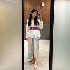 Kondangan Outfit Simple, Kebaya Casual, Silk Dresses Outfit, Batik Skirt, Outfit Kondangan, Outfit Korean Style, Kebaya Dress