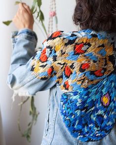 Upcycling, Frankie Magazine, Denim Embroidery, Diy Jeans, Abstract Embroidery, Embroidered Denim Jacket, Hand Work Embroidery, Embellished Jeans