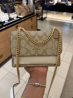 River Island Purse, Cute Designer Purses, Coach Purse Aesthetic, Purse Outfit Ideas, Cute Bags And Purses, Coach Bag Aesthetic, Purses 2024, Coach Bags Handbags