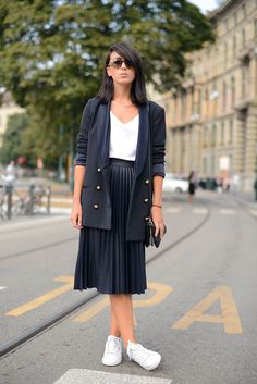 11 Super-Hot Date-Night Outfit Ideas From the Streets of Milan Outfit Roma, Svarta Outfits, Skirt Outfit Casual, Rok Outfit, Accordion Skirt, Pleated Skirt Outfit, Rok Plisket, Chique Outfits, Midi Skirt Outfit