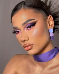 Catwalk Makeup, Exotic Makeup, Purple Makeup Looks, Look 80s, Evening Eye Makeup, Makeup Ojos, Trend Accessories, Purple Eye Makeup