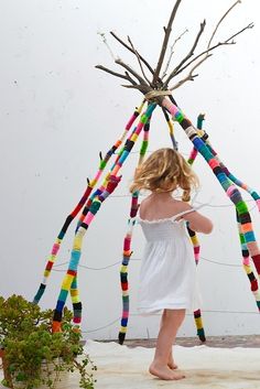 Yarn scraps wrapped tree branch teepee Garden Art, Diy For Kids, Yarn Crafts, Wrapped Sticks, Cool Ideas, Nature Crafts, Kids Crafts, Nature Art, A Girl