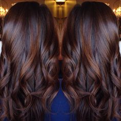 Best Long Curled Chocolate Brown Hair with Cinnamon Highlights Chocolate Red Hair, チョコレートブラウン ヘアカラー, Dark Fall Hair, Reddish Brown Hair Color, Black Balayage, Diy Balayage, Fall Highlights, Chocolate Brown Hair Color, Hair Color Chocolate