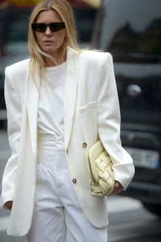 Versatile, chic e sempre elegante, il blazer bianco da donna è il must degli ultimi ultimi giorno d'estate. La tendenza candida in 6 idee outfit da copiare