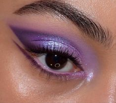 Purple Disco Eyeshadow, Purple Makeup Looks Euphoria, Purple Disco Makeup, Disco Makeup Ideas, The Heart Project Trend, Purple Eye Makeup Hooded Eyes, Prom Purple Makeup, Make Up Lilla, Purple Eye Makeup Aesthetic