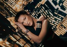 Una Bella Hadid radiosa nell'esclusivo video backstage della nuova campagna Ice Cube: “Sculpted by Light” di Chopard, la prima da protagonista dopo l'annuncio del suo nuovo incarico come ambassador del brand