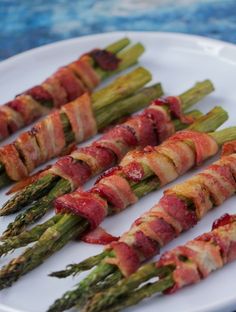 Bacon wrapped asparagus with brown sugar glaze Keto Christmas Dinner, Recipes Asparagus, Wrapped Asparagus, Asparagus Bacon, Clean Keto, Christmas Dinner Menu, Keto Christmas, Bacon Wrapped Asparagus, Dinner Party Menu