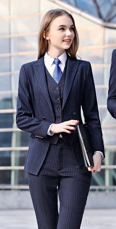 Giacca In Tweed, Office Girl, Women Wearing Ties, Restraining Order, Tuxedo Women, 일본 패션, Business Dress