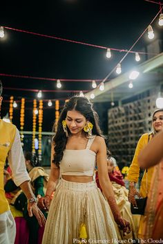 Mustard Sangeet Outfit, Haldi Bridesmaid Outfit, Sangeet Outfit Sisters Simple, Haldi Ceremony Outfit For Girls, Haldi Outfit Ideas Bridesmaid, Haldi Dresses For Bridesmaid, Haldi Look For Bridesmaid, Haldi Dress For Bridesmaid, Haldi Outfit Bridesmaid