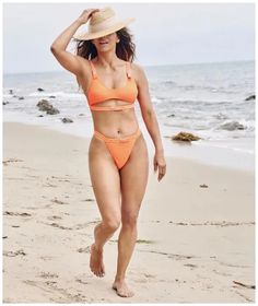 49 Aging Celebrities You Will Be Envious of Their Beach Bodies Haute Couture, Hayden Panettiere, Halley Berry, Hally Berry, Bond Girl, Liam Neeson, Vinaigrette Dressing, Elizabeth Hurley, Fete Halloween