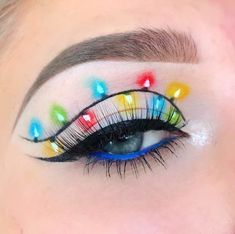 Christmas Lights Makeup Looks, Easy Christmas Eye Makeup Ideas, Christmas Graphic Eyeliner, Christmas Graphic Liner, Christmas Make Up, Christmas Inspired Makeup, Christmas Eyeliner, Reindeer Makeup, Holiday Eye Makeup