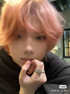 Japanese Guy Blonde Hair, Asian With Pink Hair, Hair Color Ideas Guys, Guy With Pink Hair, Boy With Pink Hair, Pink Hair Men, Pink Hair Male, Pose Reference Photo Male, Guys With Pink Hair