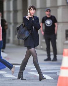 Dakota Johnson Street Style, Looks Country, Corporate Outfits, Style Steal, Celebrity Street Style, 가을 패션, Dakota Johnson, Celebrity Look