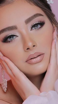 Woman: Viaggi senza Confini Fairytale Makeup Looks, Elegantes Makeup, Rose Gold Eye Makeup, Flot Makeup, Make Up Gold, Gold Eyeliner, Wedding Eye Makeup, Make Up Braut, Rose Gold Makeup