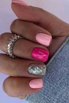 Short Pink Press on Nails with Silver Glitter and Hot Pink Accent Nails Pie, Gel X Nail, Nails Press Ons, Fake Nails French, Nails Short Square, New Years Eve Nails, Nails Kit