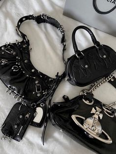 Vivienne Westwood Bags, Dr Shoes, Fancy Bags, Looks Street Style, Pretty Bags, Grunge Style, Foto Inspiration, Mode Inspo