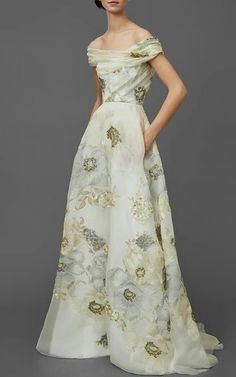 Marchesa Fashion, Marchesa Gowns, Pre Fall 2016, Fashion Gowns, Dressy Dresses, A Line Gown, Gorgeous Gowns, Marchesa, Fall 2016