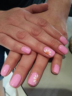 Daisy on pink gel Mail Ideas For Spring, Spring Nails Tulips, Pink Nails With Daisy, Spring Gel Nails Ideas Simple, Spring Nails Shellac, Spring Nail Ideas Short, Gel Nails With Flowers, Pink Daisy Nails, Spring Nails Easy