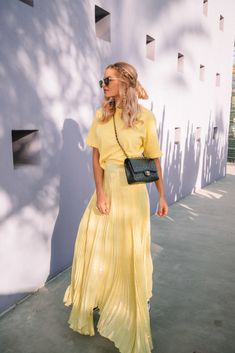 Applying Moisturizer, Casual Long Skirt, Amber Fillerup Clark, Amber Fillerup, Barefoot Blonde, Look Boho, Yellow Outfit, Mode Ootd, Soft Skin