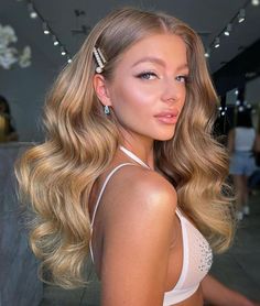 Hollywood Curls, Middle Part Hairstyles, Guest Hair, Simple Prom Hair, Vlasové Trendy, Hollywood Hair, Ball Hairstyles, Prom Hairstyles For Long Hair, Long Hair Wedding Styles