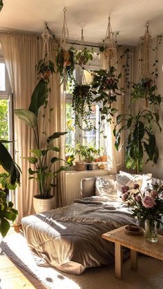 Bedroom houseplants, planty bedroom Koti Diy, Room Deco, Bedroom Plants, Cozy Room Decor, Hus Inspiration, Redecorate Bedroom, Aesthetic Rooms, Dreamy Room