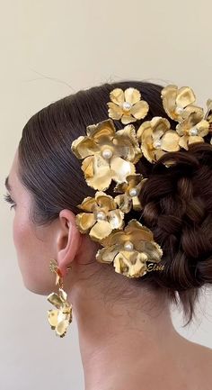 Costa De La Luz, Unique Bride Hair, Floral Braided Hairstyles, Whimsical Hair Wedding, Thai Wedding Hairstyles, Flower Hair Wedding, Period Hairstyles, Floral Hairstyles, French Plaits