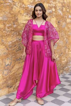 Western Outfits For Women, Fashion Show Design, Brocade Blouse Designs, Simple Kurtis, Organza Jacket, Floral Pant, Women Kurta, Draping Fashion, Desi Fashion Casual