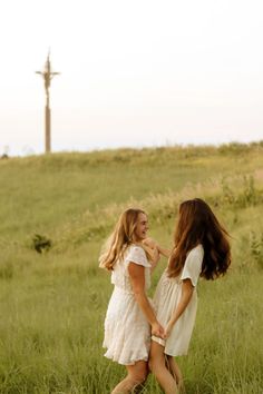 Two Person Poses Photography, Senior Picture With Best Friend, Bestie Picture Poses, Friends In A Field, Dallas Arboretum Photoshoot, Best Friend Professional Photoshoot, Photo Shoot With Best Friend, Duo Senior Pictures, Field Photoshoot Friends