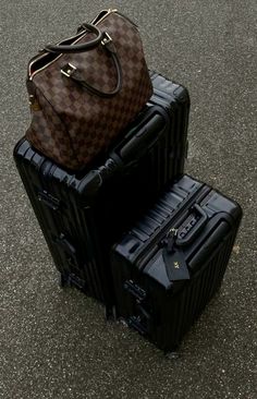 Aesthetic Travel Essentials, Luxury Travel Aesthetic Airport, Cute Luggage Aesthetic, Travel Aesthetic Luggage, Brianna Core Aesthetic, Rhys Larsen Twisted Games, Anna Huang, Luggage Aesthetic, Rhys Larsen