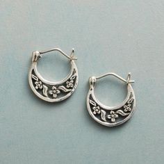 Lianfudai Vintage Simple Flower Earrings Silver Color Hoop Earrings fo Flower Earrings Silver, Corak Bunga, Engagement Earrings, Silver Flower Earrings, Simple Flower, Dope Jewelry, Jewelry Lookbook, Funky Jewelry, Hippie Jewelry