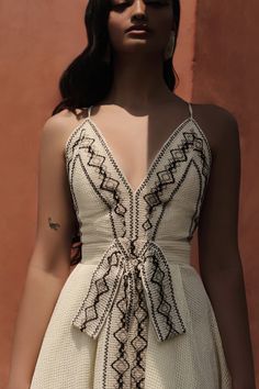 Modern Latina Fashion, Modern Romantic Style, What To Wear In Vietnam Outfit Ideas, Embroidery On Dresses, Mexican Fashion Modern, Tunisian Fashion, Mexican Dresses Traditional, Artisanal Clothing, Mexican Clothing Style