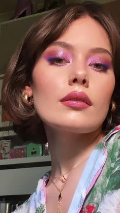 Subtle Barbie Makeup, Shimmer Mesh Top Outfit, Pink Disco Makeup Looks, Paramore Concert Makeup Ideas, Summer 2024 Makeup Looks, Eclectic Wedding Makeup, Red Eyeshadow For Blue Eyes, 2023 Winter Makeup Trends, Cool Concert Makeup