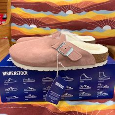 The Birkenstock Boston Is A Classic Go-To Clog. The Boston Has A Legendary Status Thanks To Its Sophisticated, Individually Adjustable Design. This Classic Model Comes In An Especially Cozy Version With Genuine Shearling Lining The Footbed And The Upper. The Perfect Shoe For Cozy Winter Evenings! The Upper Is Made From Soft Suede. Boston Birkenstocks, Convertible Shoes, Birkenstock Pink, Shoes Birkenstock, Boston Fashion, Pink Uggs, Black Clogs, Birkenstock Black, Clay Color