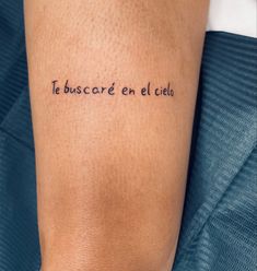 a woman's arm with the words la buscere en el cids written on it