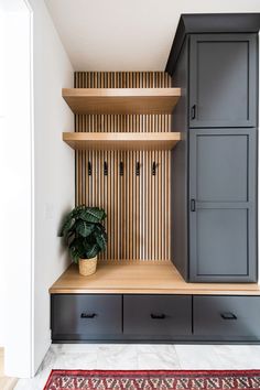 modern scandinavian wood shelves black cabinets Small Mudroom Ideas, Mudroom Remodel, Aesthetic Studio, Hal Decor, Mudroom Decor, Mudroom Laundry Room, Kids Studio, Mud Room Storage, Mudroom Design