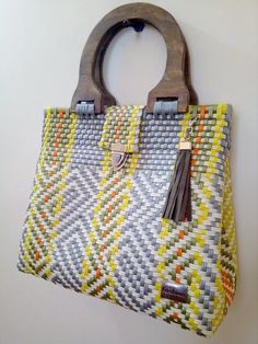 Unique Handbags, Diy Purse, Jute Bags, Woven Bag, Garden Tote, Plastic Canvas, Basket Weaving, Straw Bag, Diy And Crafts